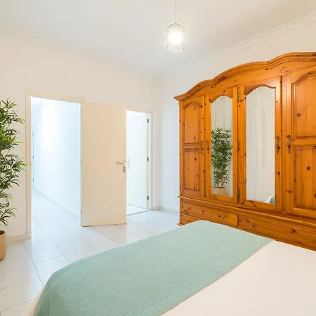 Family Nestor De La Torre