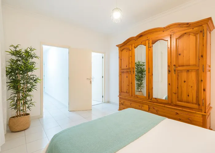 Family Nestor De La Torre